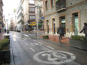 Calle velocidad 20 km/h. en Vitoria