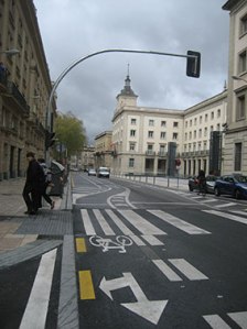 Bicis por el centro de la calzada, para luego incorporarse a la derecha de la vía.