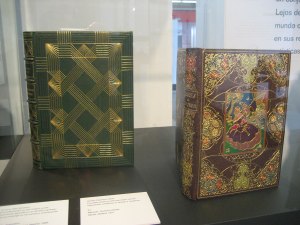 Muestra de encuadernado artesanal de libros grabados con pan de oro en tapas de piel.