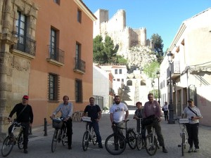 Algunos miembros posan satisfechos antes del inicio de la ruta urbana guiada por Almansa.