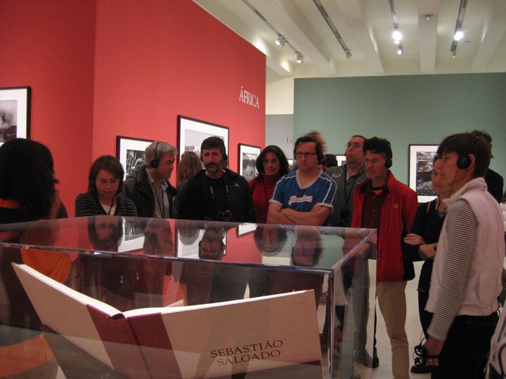 Participantes escuchan los interesantes detalles de la exposición de Sebastiao Salgado.