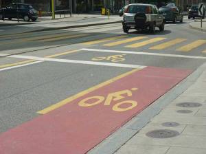 Ejemplo de posición adelantada para bicicletas que salen de una vía ciclista y se incorporan al tráfico