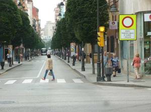 Calle en Gijón para transporte público y ciclistas