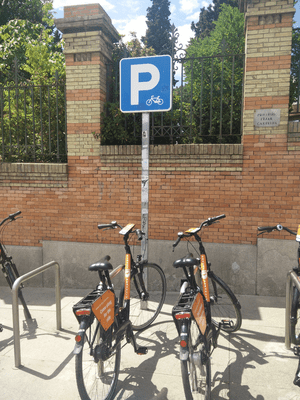 Aparcabicis en la Cuesta de Moyano