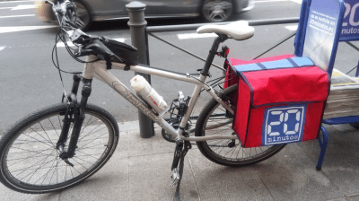 Reparto en bici de 20 Minutos. Imagen cortesía de Dudu Fuenla