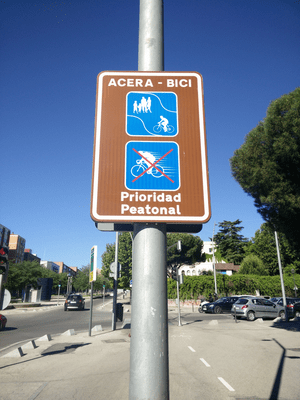 Señal de acera-bici