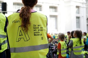 Estudiante con chaleco del Plan A