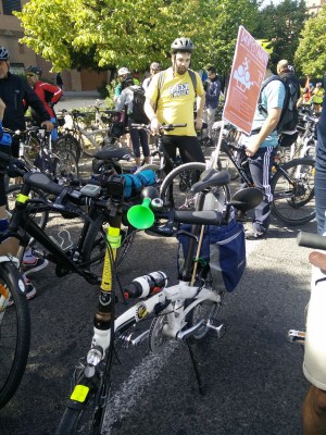 Mi bici plegable con el cartel de la Bicifestación