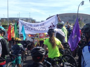 Pancarta «Basta ya de atropellos»