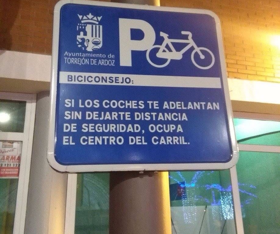 Señal con biciconsejo en Torrejón