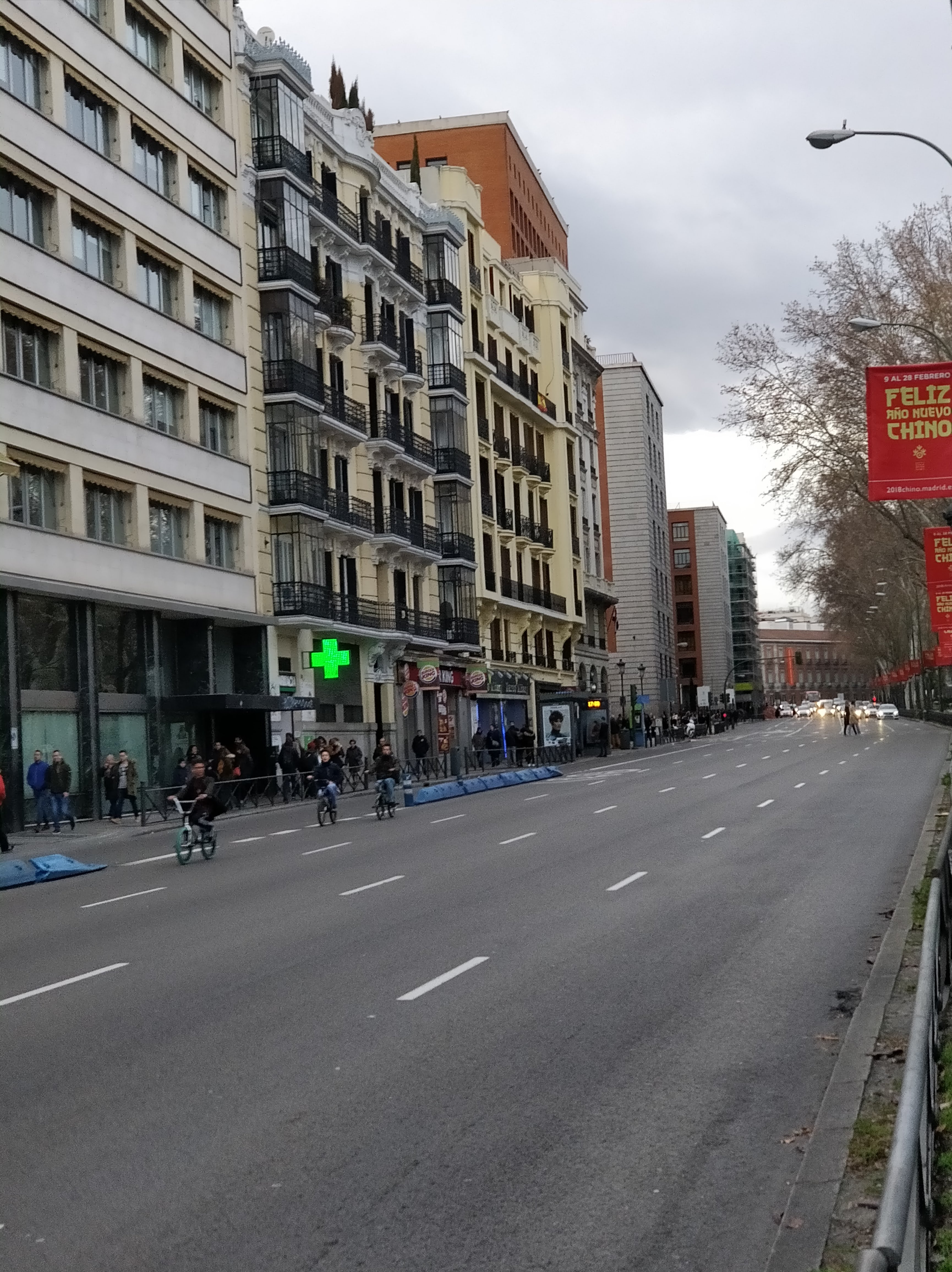 Foto de ciclistas solitarios por el paseo del Prado