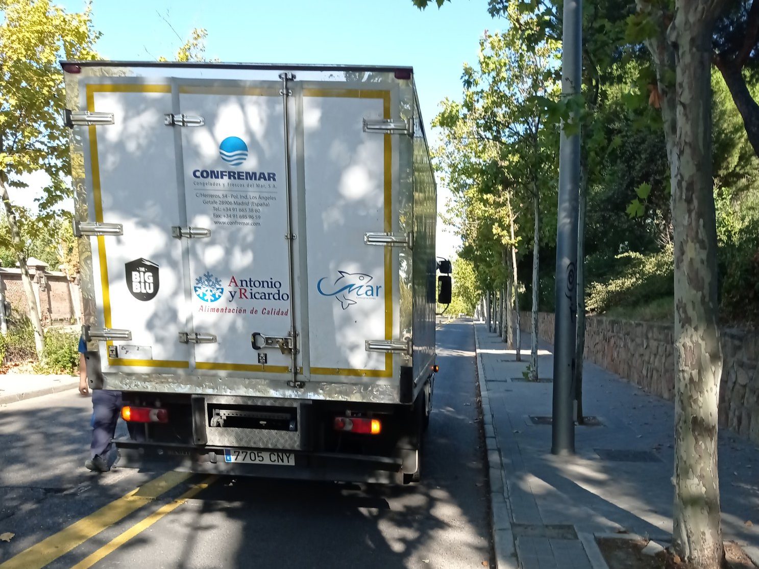 Carril bici provisional de la avenida de Daroca. Es una avenida de 4 carriles con mediana, en la que el carril exterior es de uso exclusivo ciclista.

En la foto, se aprecia un camión aparcado encima del carril bici.