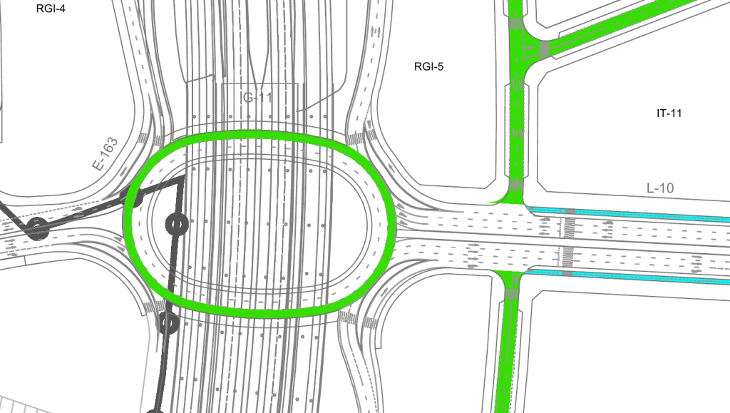 Imagen de la intersección de la calle de la Pirotecnia con la M-45. La intersección tiene una rotonda elíptica, con carriles para giros a la derecha antes de llegar a la rotonda.

El carril bici bidireccional termina antes de llegar a la rotonda, justo en el punto en donde empiezan los carriles para girar a la derecha.