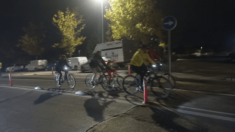 Foto de carril a la izquierda, separado por balizas e isletas.