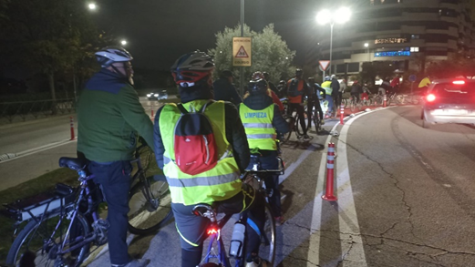 Foto de carril llegando a rotonda. Bicifestación en apoyo a los nuevos carriles bici