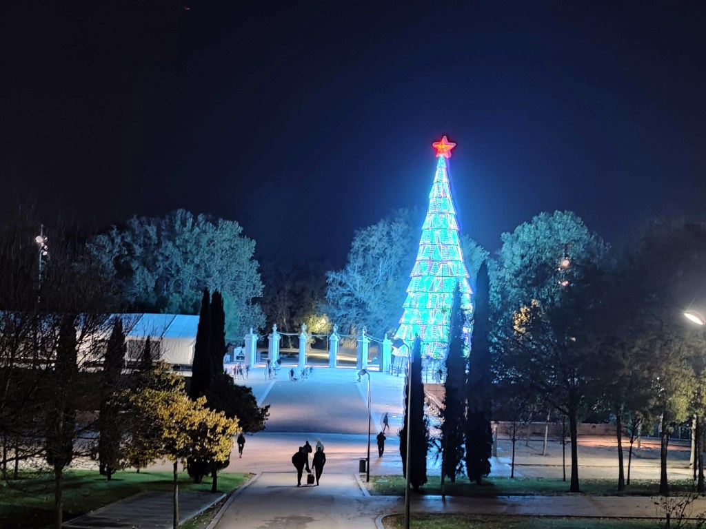 Árbol de Navidad en la entrada de la Casa de Campo