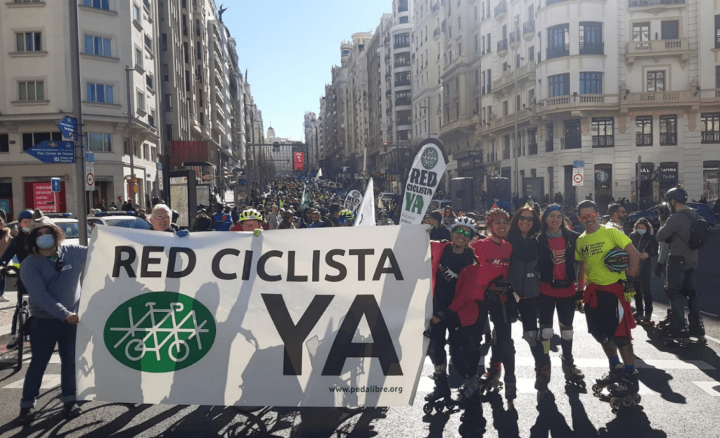 Foto con pancarta: Red ciclista YA
