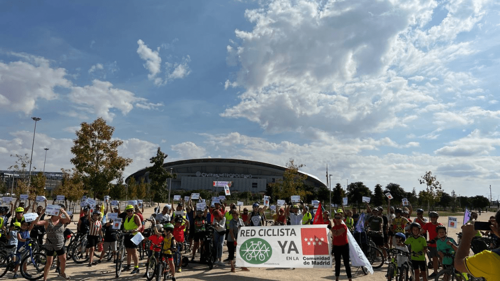 Pancarta Red ciclista Ya junto al estadio Wanda